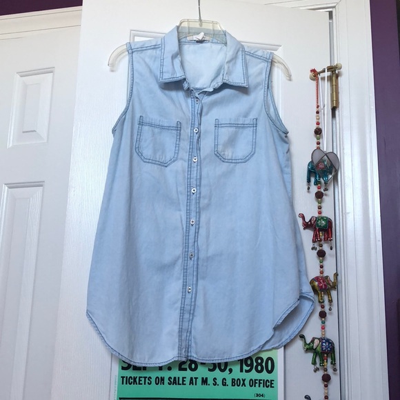Japna Tops - Sleeveless Chambray Button-Up